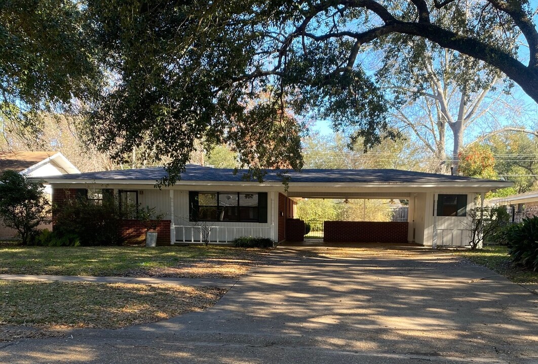 2312 Bienville Dr in Monroe, LA - Building Photo