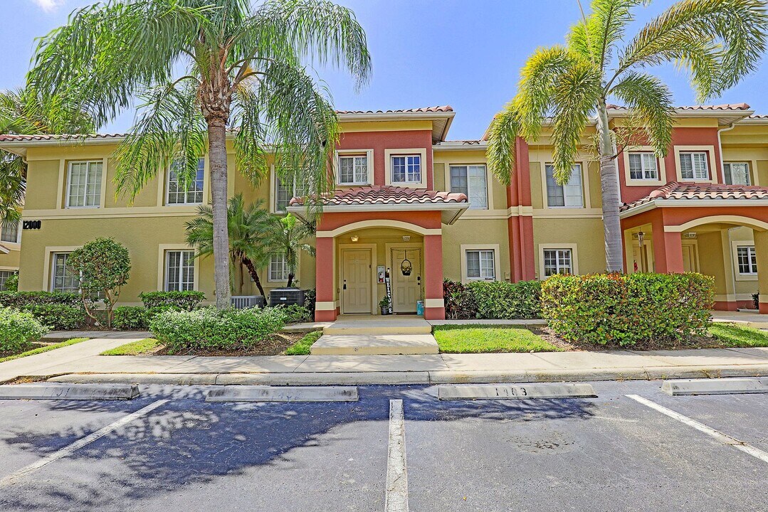12000 Rain Brook Ave in Ft. Myers, FL - Building Photo