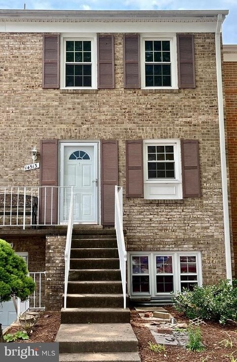 14513 Golden Oak Rd in Centreville, VA - Building Photo