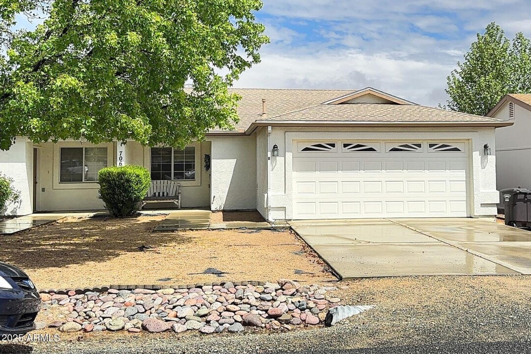 7060 E Burro Ln in Prescott Valley, AZ - Building Photo