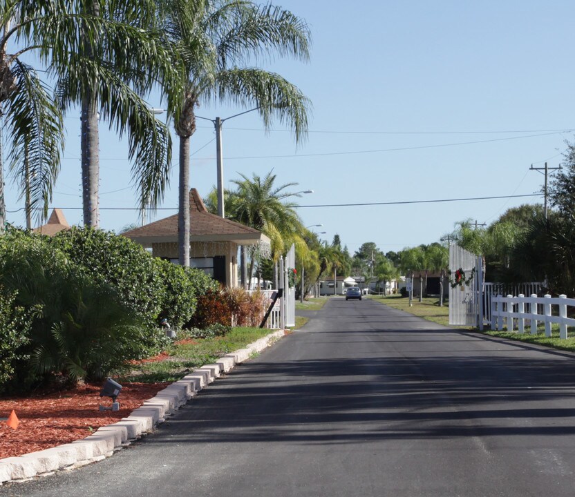 Tropical Palms in Punta Gorda, FL - Building Photo