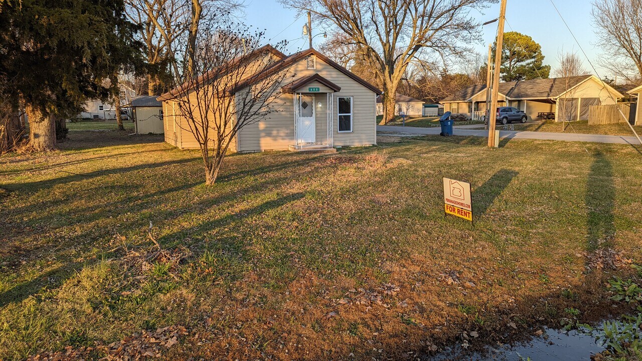 600 W Main St in Gentry, AR - Foto de edificio