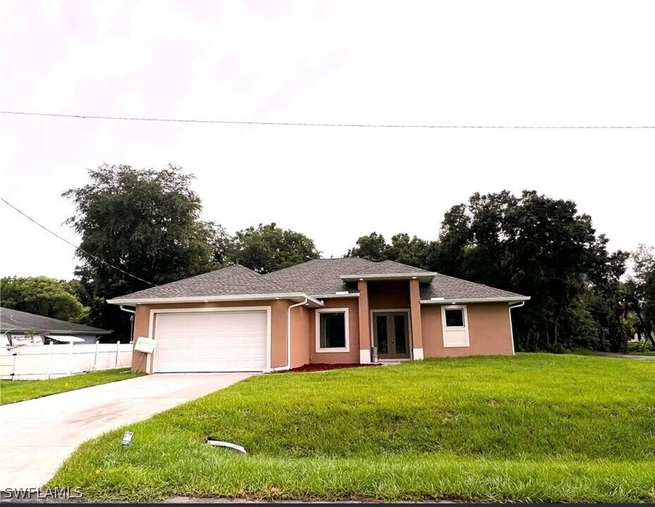 1400 E 4th St in Lehigh Acres, FL - Building Photo