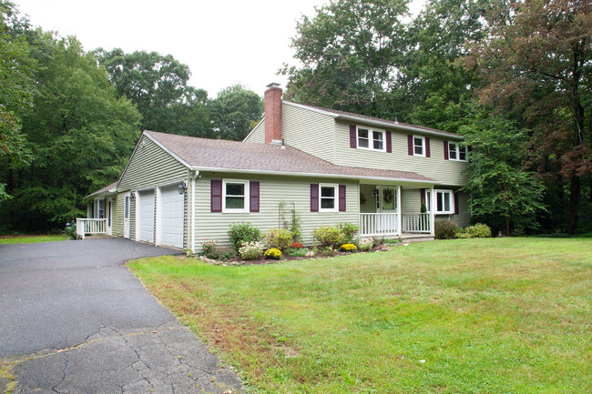 11 Chiswick Ln in Barkhamsted, CT - Foto de edificio - Building Photo