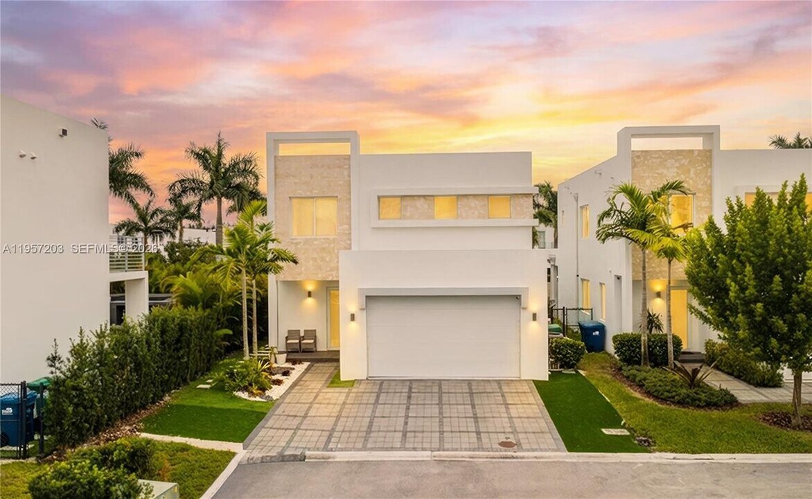 10366 NW 68th Terrace in Doral, FL - Building Photo