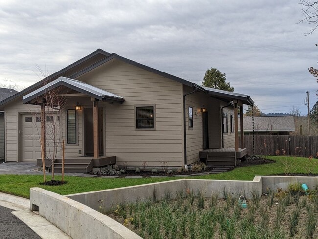 2202 4 Oaks Grange Rd in Eugene, OR - Building Photo - Building Photo