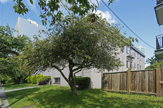 6006 Wilson Ave in Burnaby, BC - Building Photo - Building Photo