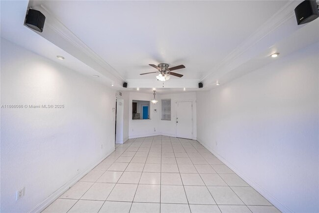 1701 NE Miami Gardens Dr in North Miami Beach, FL - Foto de edificio - Building Photo