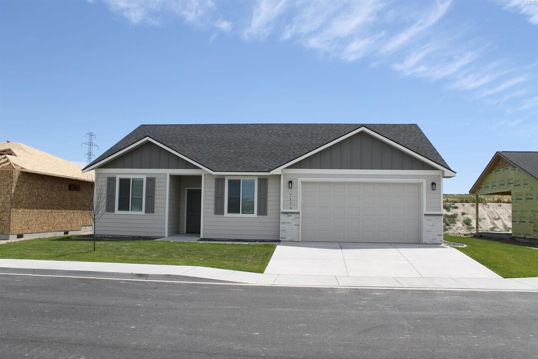 7175 W 35th Ave in Kennewick, WA - Foto de edificio