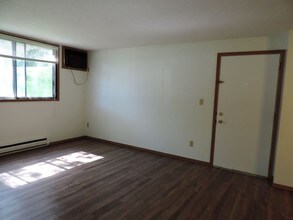 904 Benton Dr-Unit -APT 13 in Iowa City, IA - Foto de edificio - Building Photo