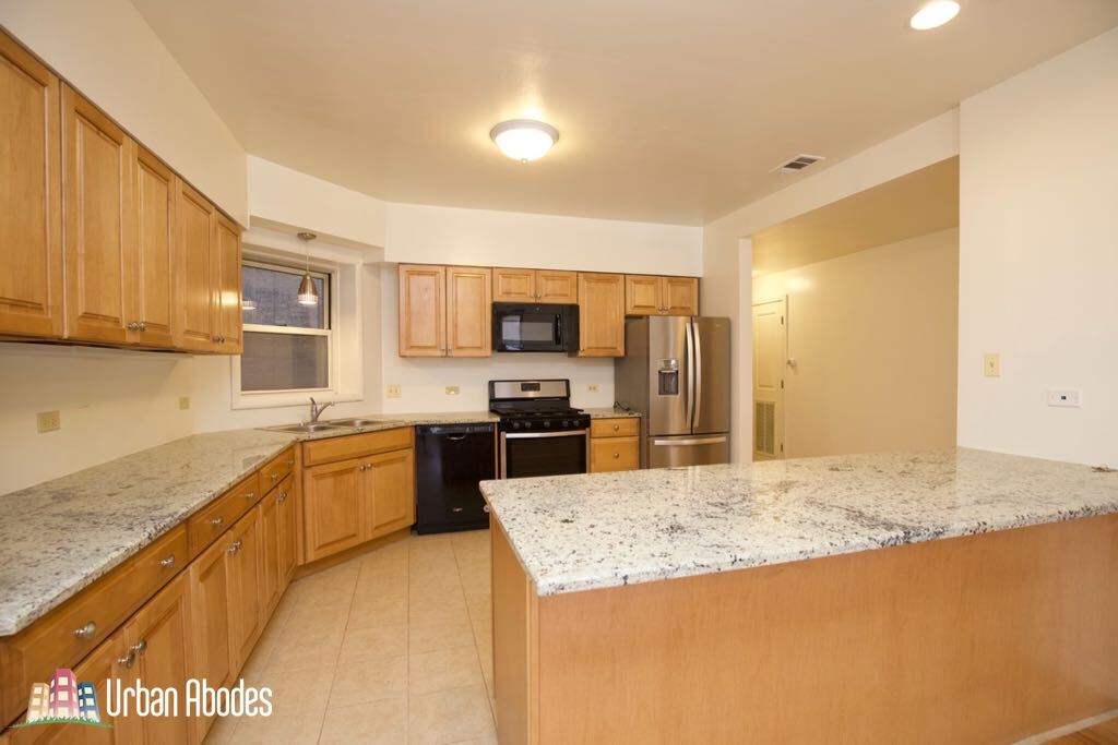 6713 N Sheridan Rd, Unit J08P in Chicago, IL - Building Photo