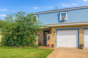 8331 Lullwater Dr in Dallas, TX - Building Photo