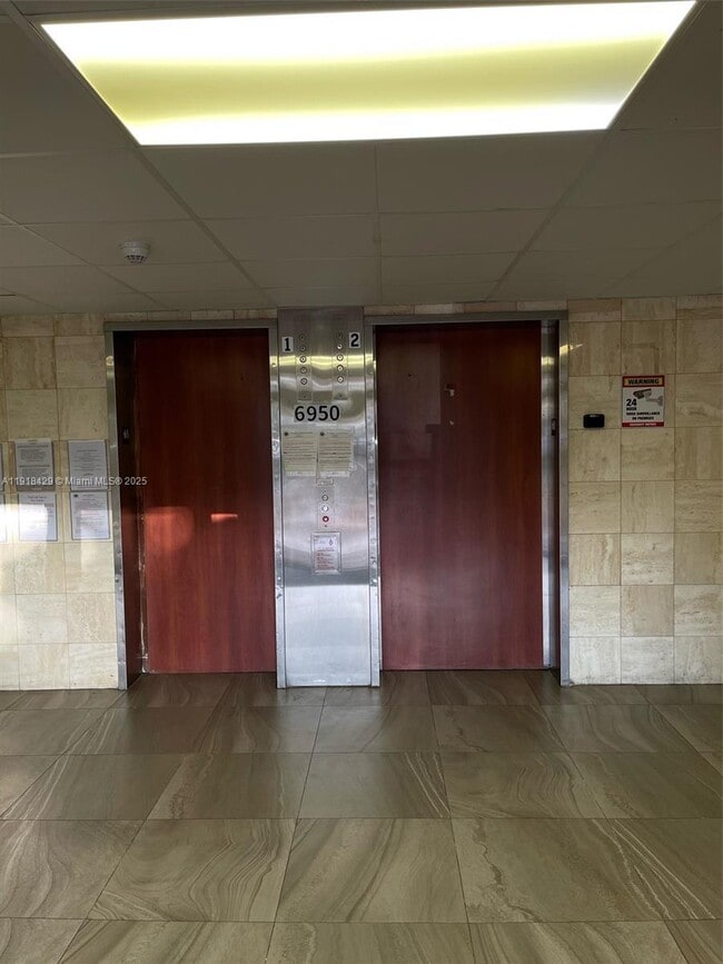 6950 Miami Gardens Dr in Hialeah, FL - Building Photo - Building Photo