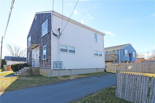 16 Race St-Unit -2 in Middletown, RI - Foto de edificio - Building Photo