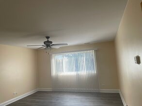 650 Perrie Dr, Unit 3rd floor in Elk Grove Village, IL - Building Photo - Building Photo
