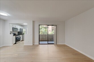 10170 Camino Ruiz in San Diego, CA - Foto de edificio - Building Photo