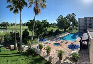 6955 NW 186th St, Unit F409 in Hialeah, FL - Building Photo - Building Photo