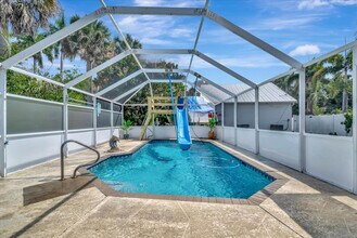 4408 E Riverside Dr in Tice, FL - Building Photo - Building Photo