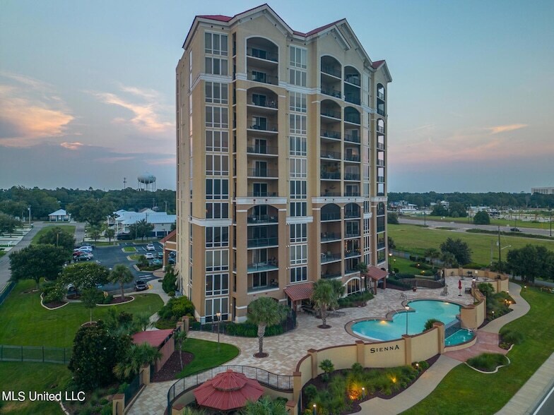 1200 Beach Dr, Unit 302 in Gulfport, MS - Building Photo