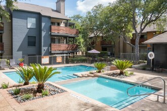 Renata on Fredericksburg in San Antonio, TX - Foto de edificio - Building Photo