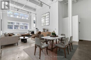 136-1173 Dundas St E in Toronto, ON - Building Photo