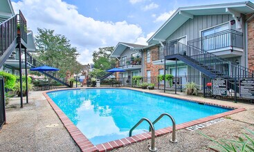 The Westbriar in Houston, TX - Building Photo - Building Photo