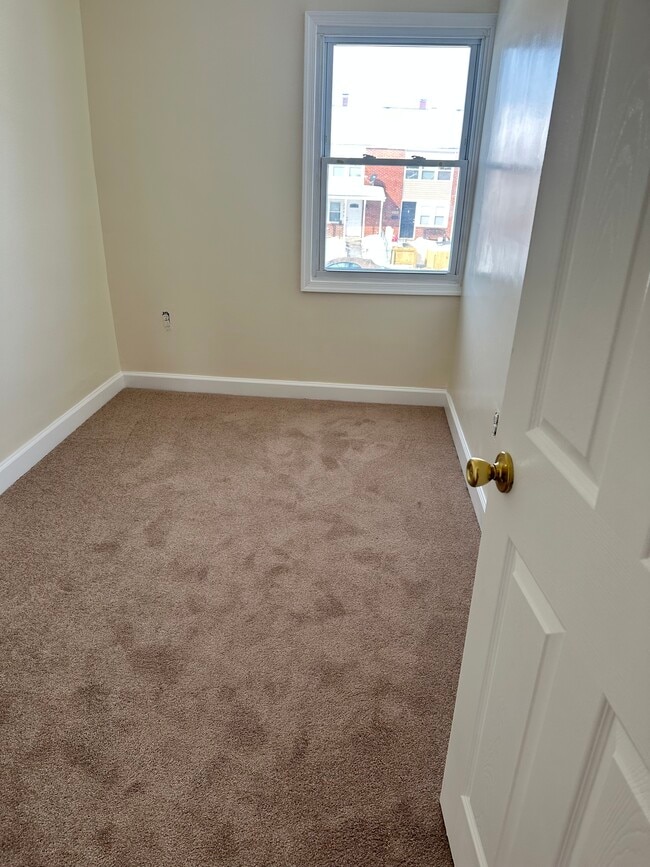 2043 Larkhall Rd in Dundalk, MD - Foto de edificio - Building Photo