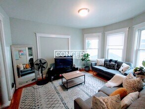 24 Curtis Ave in Somerville, MA - Foto de edificio - Building Photo