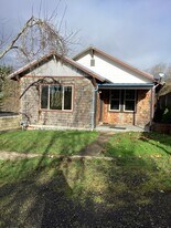 442 NE 1st St in Toledo, OR - Building Photo