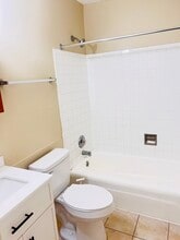 655 Deepwoods Dr, Unit 1i in Mundelein, IL - Building Photo - Building Photo