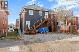 836 Pillette Rd in Windsor, ON - Foto de edificio - Building Photo