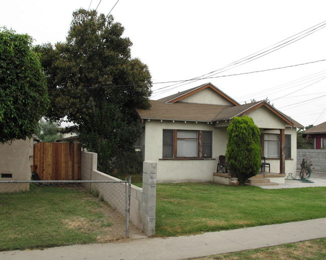 15614 Butler Ave in Compton, CA - Foto de edificio - Building Photo