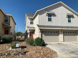 320 Untermaier St in Canyon Lake, TX - Building Photo