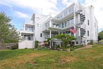 249 Tuckerman Ave in Middletown, RI - Building Photo - Building Photo