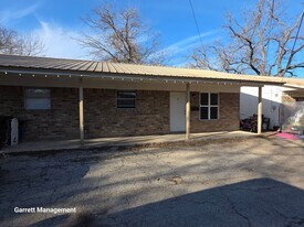 104 N Ridge St in Lampasas, TX - Building Photo