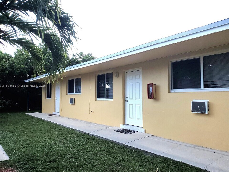 26 SE 3rd Terrace in Dania Beach, FL - Building Photo