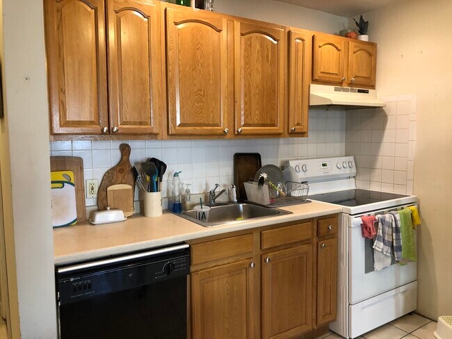 96 Hammond St, Unit 2 in Boston, MA - Foto de edificio - Building Photo
