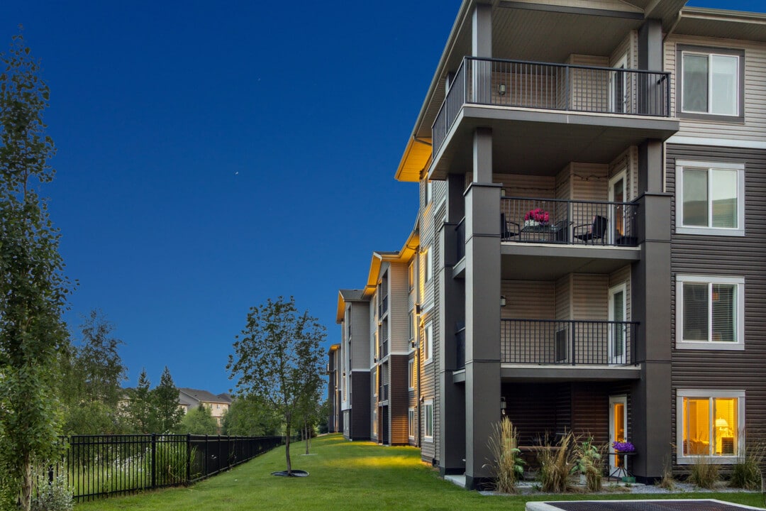 Maple Crest Place in Edmonton, AB - Building Photo