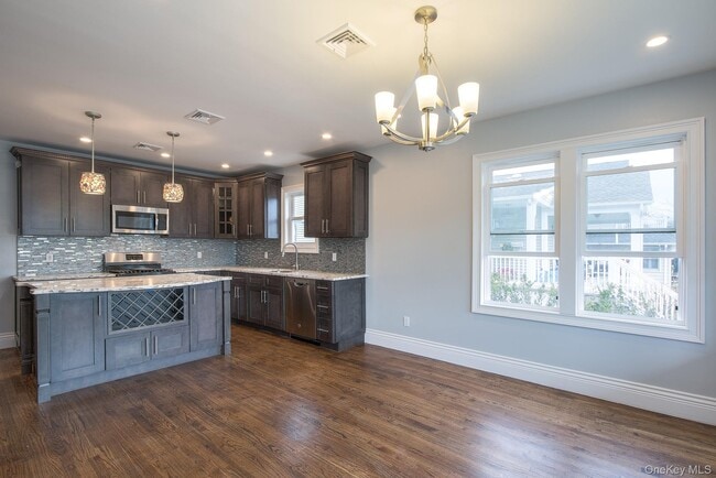 535 E Walnut St in Long Beach, NY - Building Photo - Building Photo