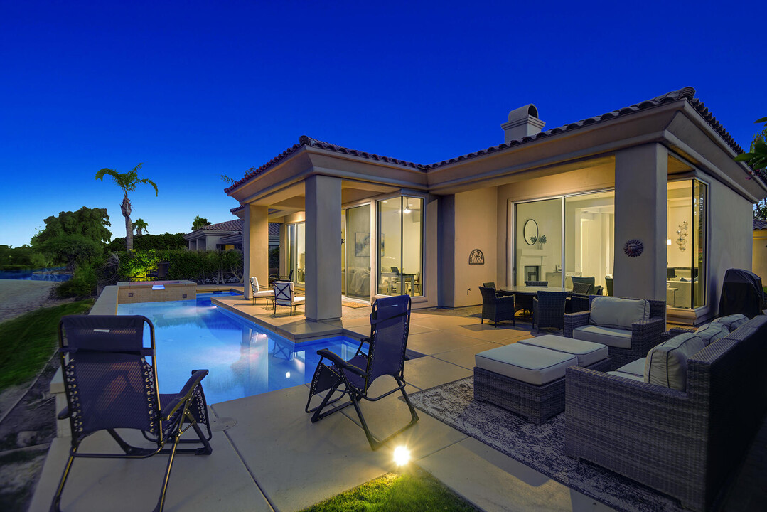 237 Loch Lomond Rd in Rancho Mirage, CA - Foto de edificio