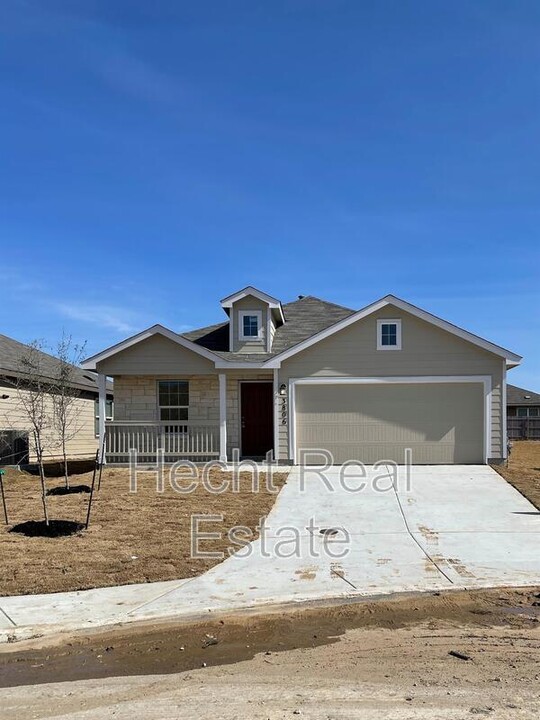 3806 Trueta Pass in Converse, TX - Foto de edificio