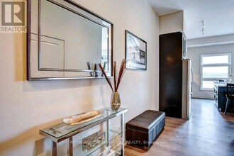 555 William Graham Dr in Aurora, ON - Building Photo - Building Photo