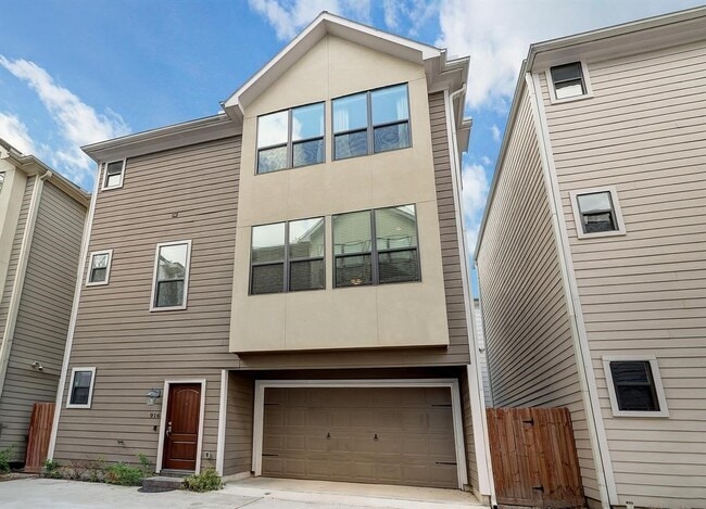 property at 916 W 20th St