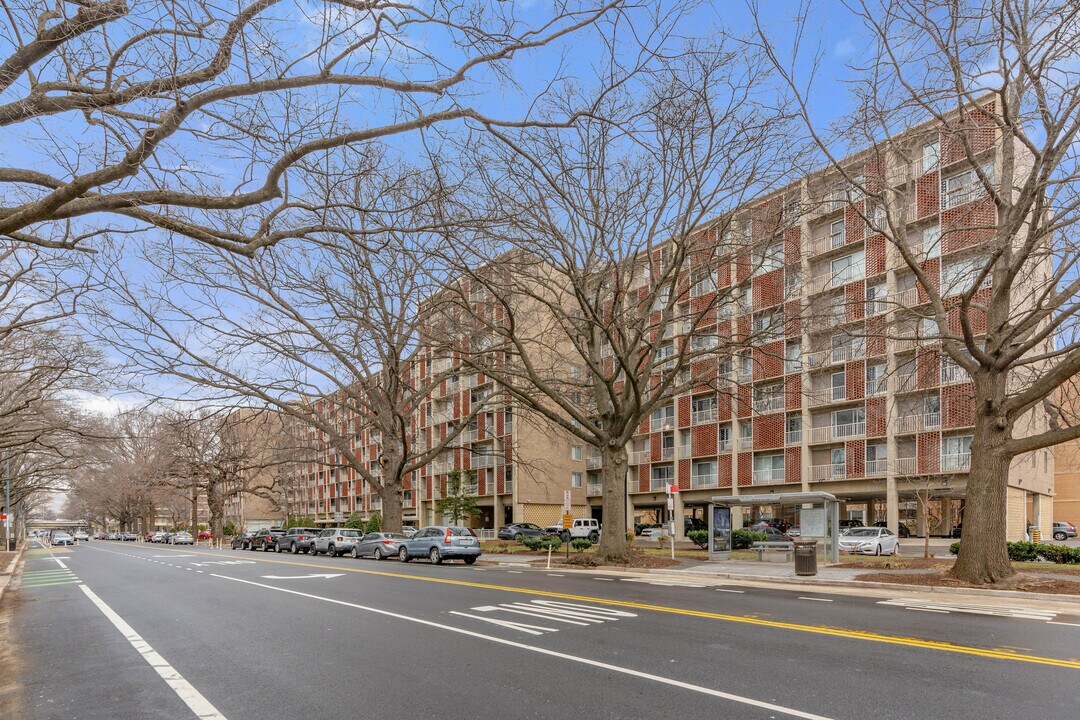 Potomac Place Tower in Washington, DC - Building Photo