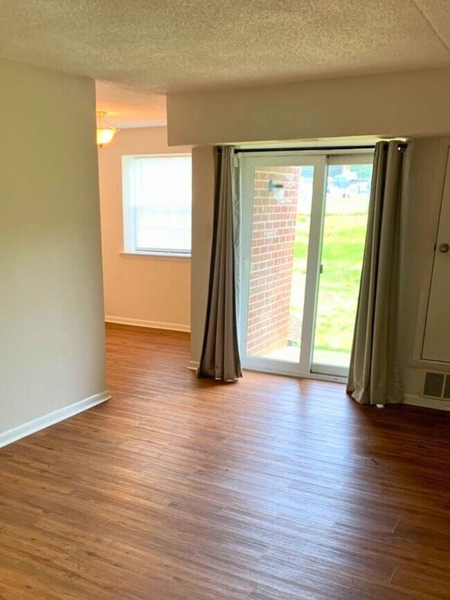 2402 Pond View Dr in West Chester, PA - Building Photo - Building Photo