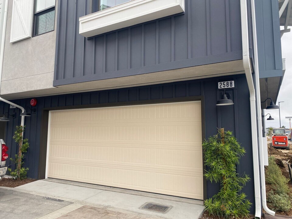 2588 Chamomile Ln in Carlsbad, CA - Building Photo
