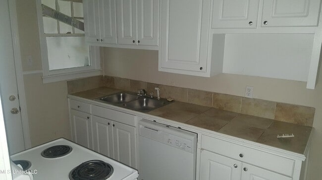 327 Decelle St, Unit A in Jackson, MS - Foto de edificio - Building Photo