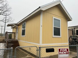 5215 Crestway Rd in Windcrest, TX - Building Photo