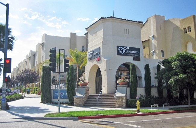 1730-1760 E Palomar St in Chula Vista, CA - Foto de edificio - Building Photo