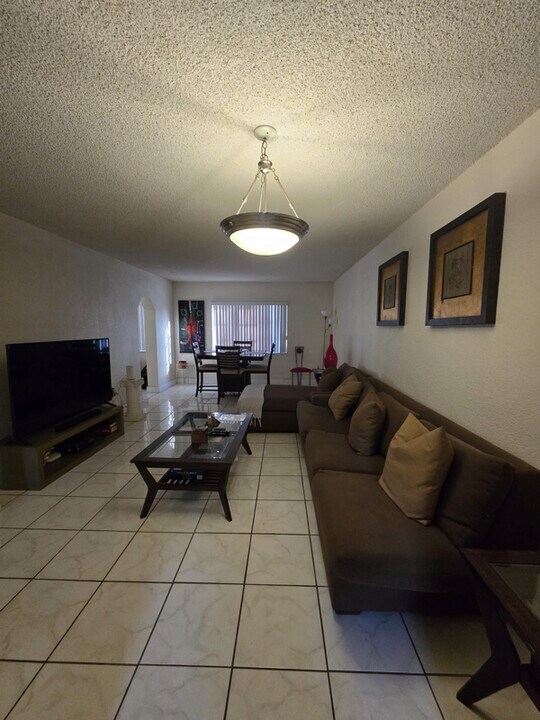 303 NE 187th St in Miami, FL - Building Photo